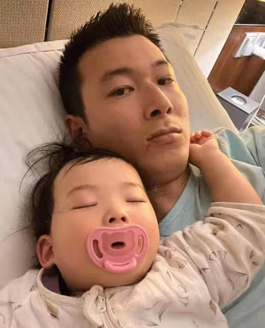 朱珠夫婦合體帶娃，仨人齊坐路邊接地氣，珠寶側臉復刻媽媽美翻了