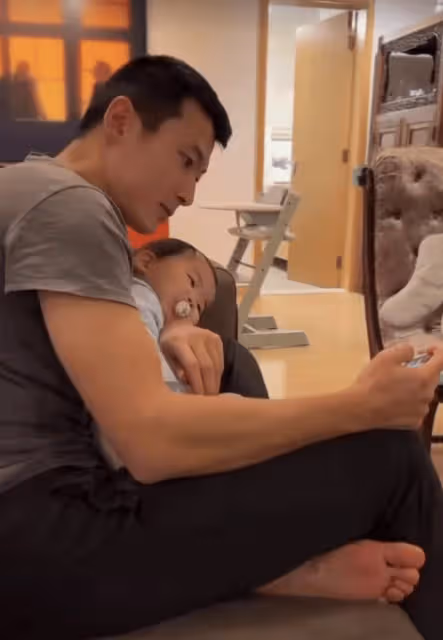 朱珠夫婦合體帶娃，仨人齊坐路邊接地氣，珠寶側臉復刻媽媽美翻了