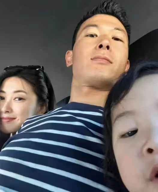 朱珠夫婦合體帶娃，仨人齊坐路邊接地氣，珠寶側臉復刻媽媽美翻了