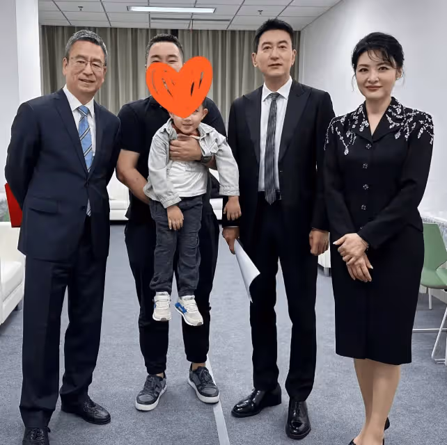 10位央視主持人聚會!白岩松頭髮白了,周濤優雅,70歲敬一丹也在