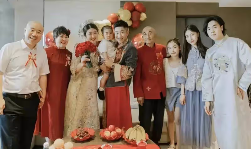 王亮心臟病出院後,首次直播狀態好,父親與岳父一直陪著他