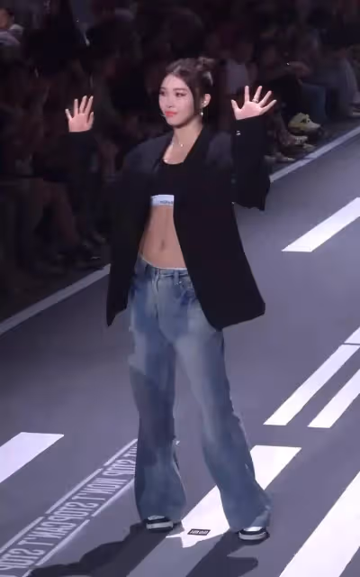 吳艷妮走秀,在T台再現經典動作,網友:就喜歡她桀驁不馴的樣子