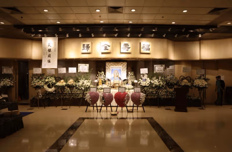 港星李海生悲慘離世,葬禮低調舉行,成龍狄龍等送花圈悼念