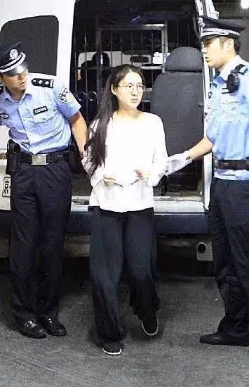 曝郭美美現身美容院抽脂塑形抗衰,後補妝才離開,33歲仍想拼顏值