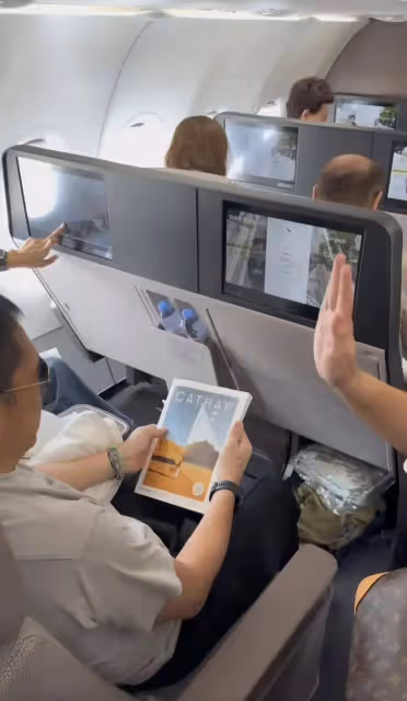 國慶節劉嘉玲梁朝偉香港坐飛機飛曼谷度假,遇年輕人打招呼沒反應