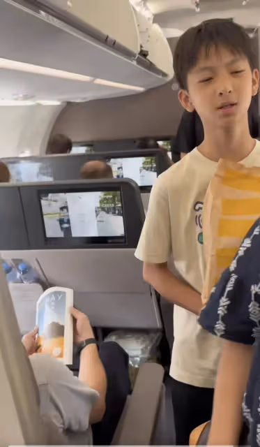 國慶節劉嘉玲梁朝偉香港坐飛機飛曼谷度假,遇年輕人打招呼沒反應