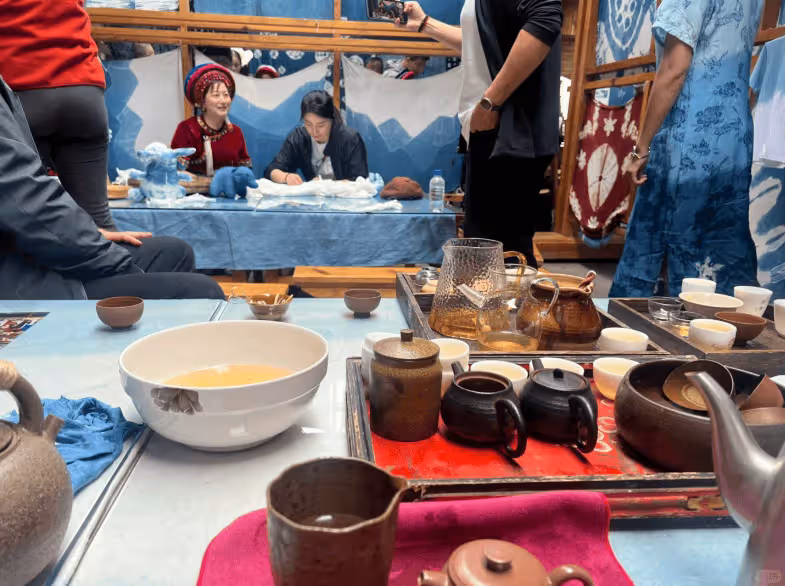 郭晶晶一家八口體驗扎染,倆媽媽同框好優雅,中妍中怡美似雙胞胎