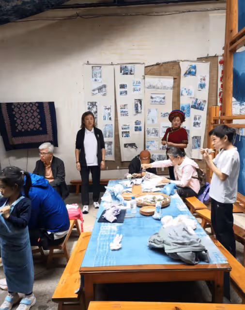 郭晶晶一家八口體驗扎染,倆媽媽同框好優雅,中妍中怡美似雙胞胎