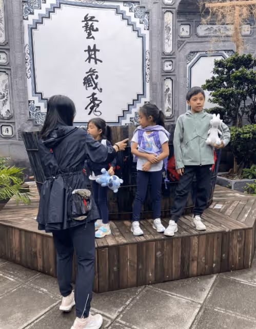 郭晶晶一家八口體驗扎染,倆媽媽同框好優雅,中妍中怡美似雙胞胎