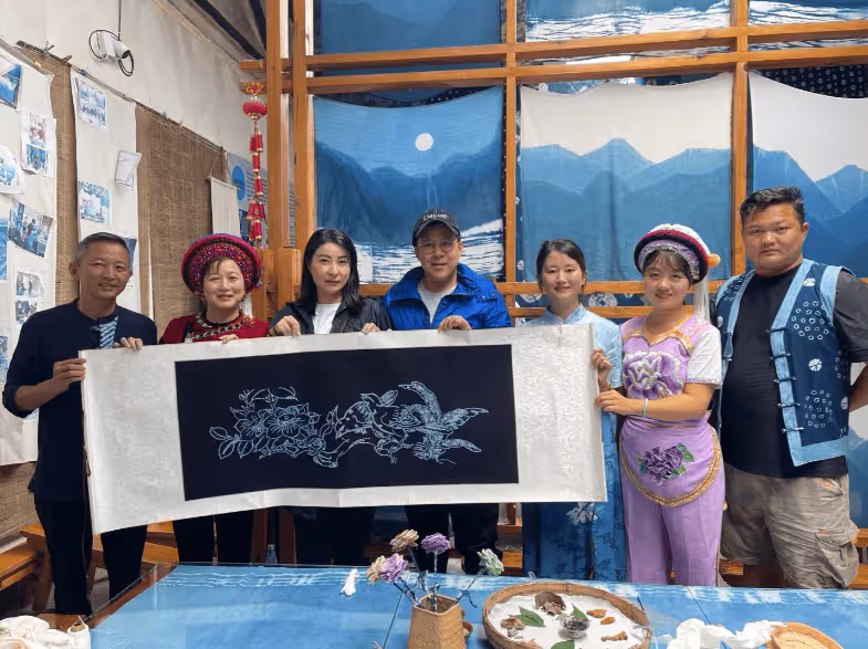 郭晶晶一家八口體驗扎染,倆媽媽同框好優雅,中妍中怡美似雙胞胎