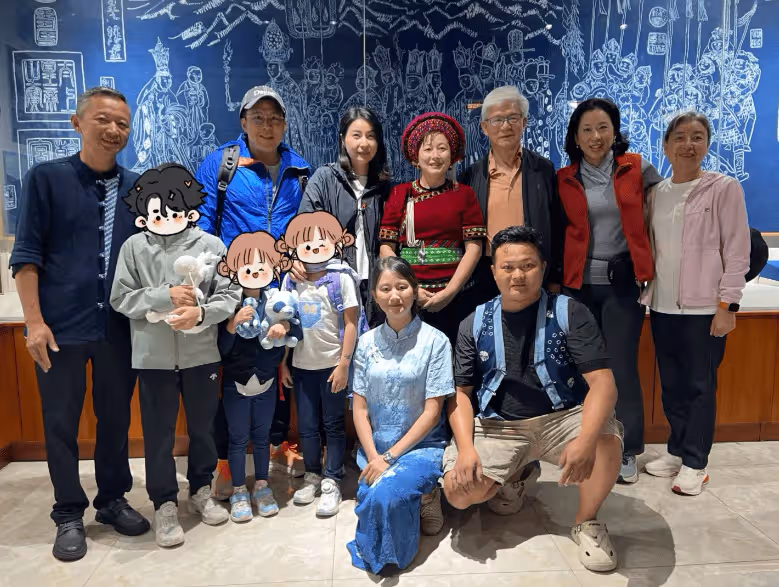 郭晶晶一家八口體驗扎染,倆媽媽同框好優雅,中妍中怡美似雙胞胎