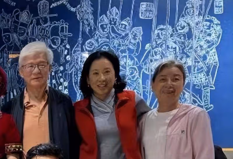郭晶晶一家八口體驗扎染,倆媽媽同框好優雅,中妍中怡美似雙胞胎