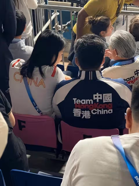 郭晶晶一家八口體驗扎染,倆媽媽同框好優雅,中妍中怡美似雙胞胎