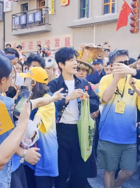 黃曉明回青島老家了!沒有帶「老婆」葉珂,當年他可不是這樣的