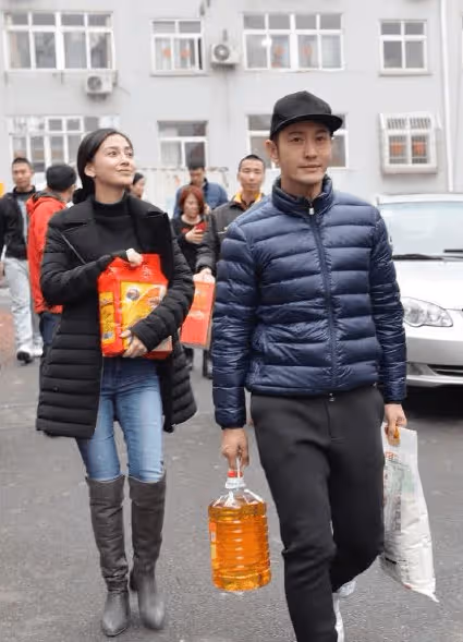 黃曉明回青島老家了!沒有帶「老婆」葉珂,當年他可不是這樣的