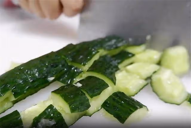 吃了很多拍黃瓜，還是這道麻汁黃瓜最可口，入口濃香，脆嫩爽口