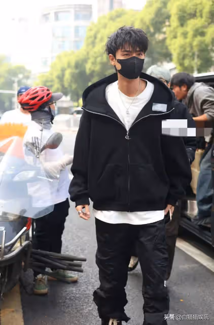 秦霄賢被曝出軌後首次現身，一身黑色裝扮，酷勁十足