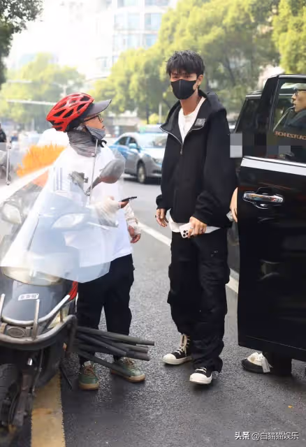 秦霄賢被曝出軌後首次現身，一身黑色裝扮，酷勁十足