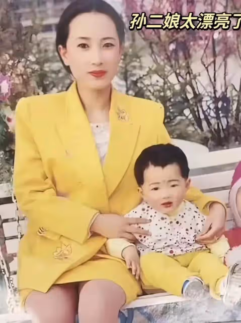 疑似孫二娘男友曝光，年輕又帥氣，網友稱長得像謝廣坤