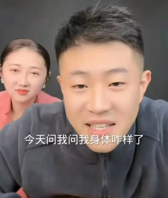 王亮出院後心情大好,曬與趙大牛合影,公開感謝師爺趙本山