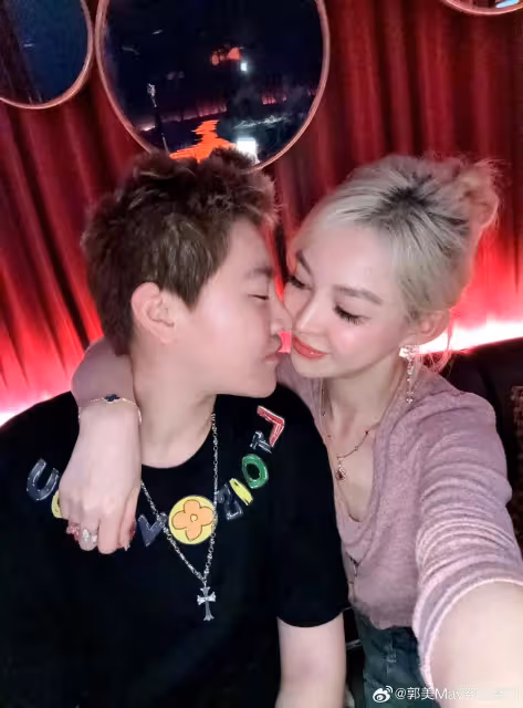 郭美美終於找到真愛,嫌同性老公不帥,帶她去上海做醫美當眾吻她
