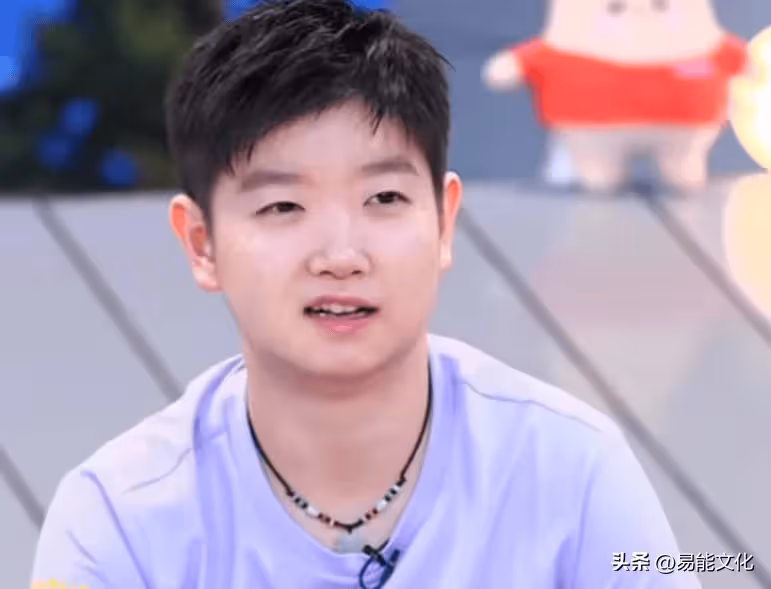 孫穎莎媽媽穿制服亮相,刻意隱藏金項鍊,手捧鮮花與男領導合影