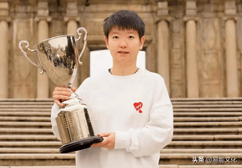 孫穎莎媽媽穿制服亮相,刻意隱藏金項鍊,手捧鮮花與男領導合影
