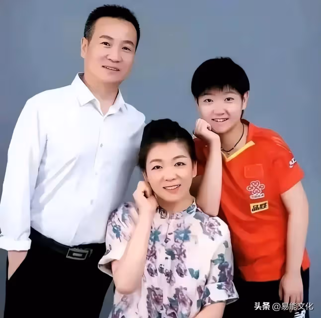 孫穎莎媽媽穿制服亮相,刻意隱藏金項鍊,手捧鮮花與男領導合影