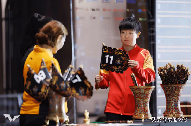 孫穎莎媽媽穿制服亮相,刻意隱藏金項鍊,手捧鮮花與男領導合影
