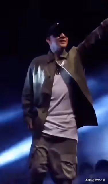具俊曄27日演出視頻曝光!現場粉絲如潮!50多歲風采不減