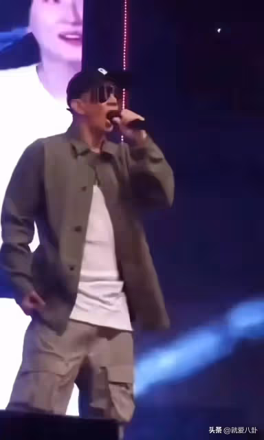 具俊曄27日演出視頻曝光!現場粉絲如潮!50多歲風采不減