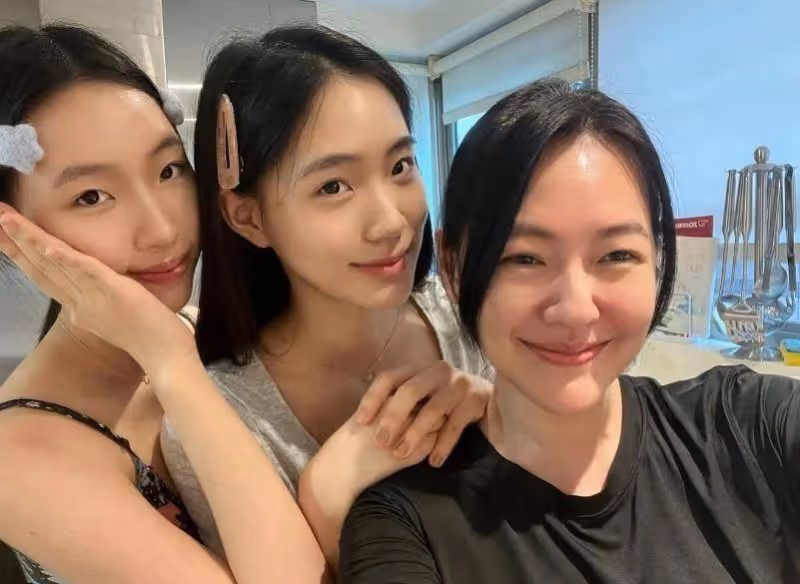 小S曬三個女兒童年照,長相普通打扮可愛,3個女兒長相各不同