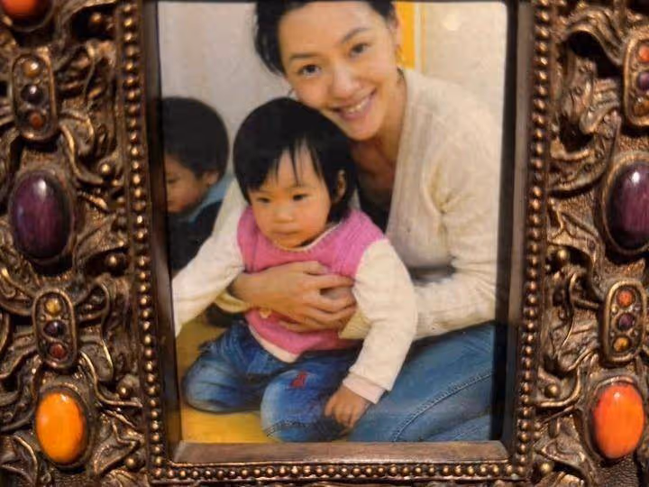 小S曬三個女兒童年照,長相普通打扮可愛,3個女兒長相各不同