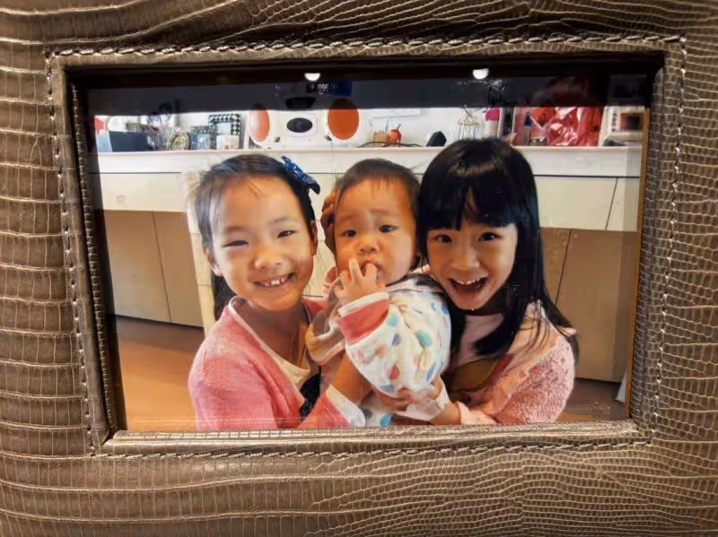 小S曬三個女兒童年照,長相普通打扮可愛,3個女兒長相各不同