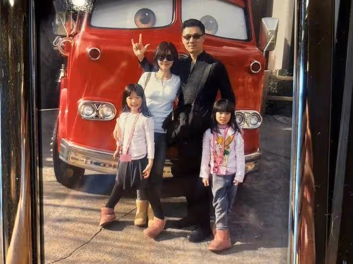 小S曬三個女兒童年照,長相普通打扮可愛,3個女兒長相各不同