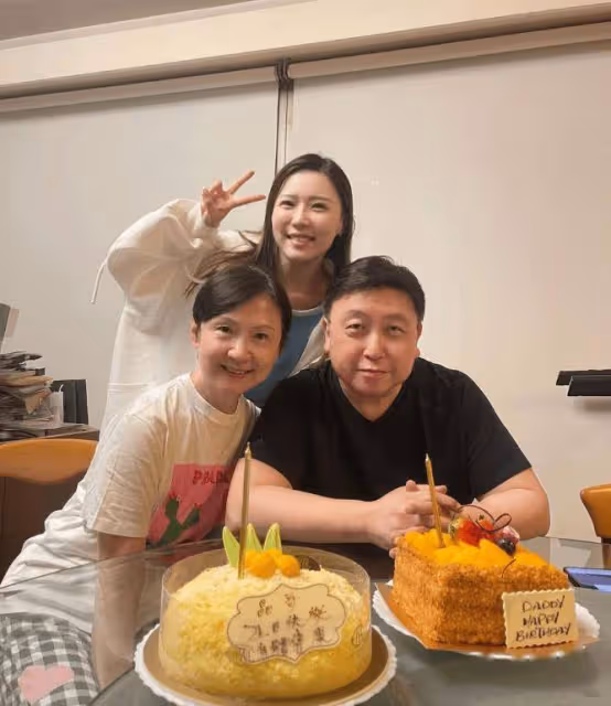 前TVB小花離巢1年突然宣布改名！爸爸是香港知名導演，卻沒捧紅！