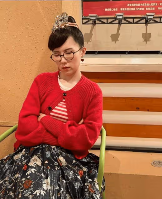 前TVB小花離巢1年突然宣布改名！爸爸是香港知名導演，卻沒捧紅！