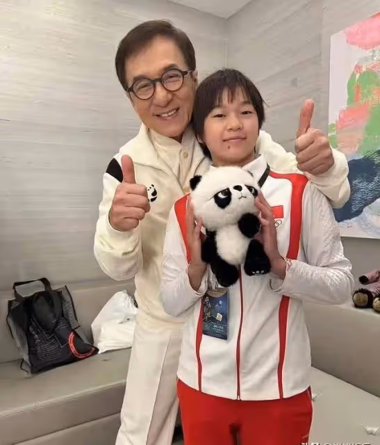 最近在社交媒體上曬出了與國際知名影星成龍的合照