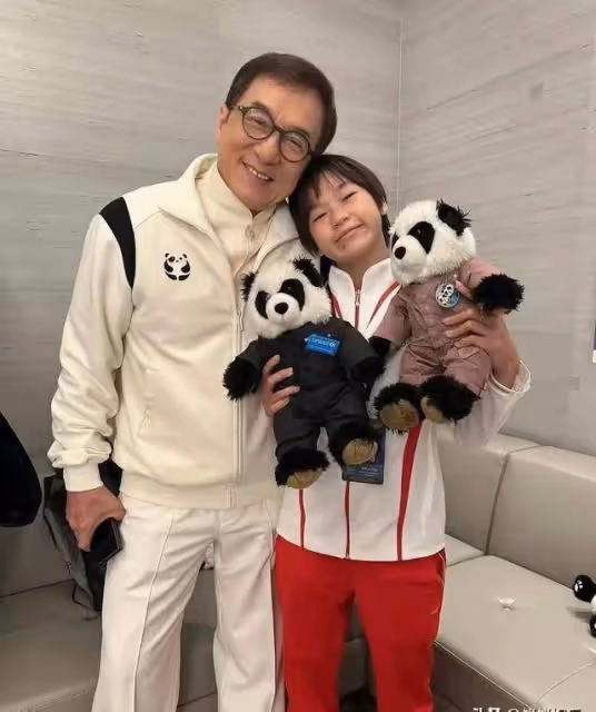 最近在社交媒體上曬出了與國際知名影星成龍的合照