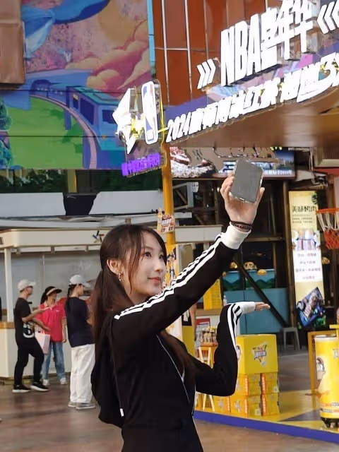 18歲TVB小花廣州上學!香港粉絲赴大學城搞應援!大感激動興奮