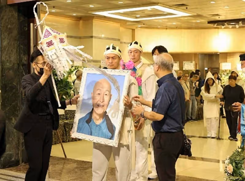 一路走好！TVB知名老戲骨正式出殯火化，兒子抱著遺照滿臉哀傷