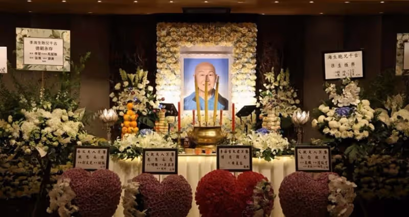 一路走好！TVB知名老戲骨正式出殯火化，兒子抱著遺照滿臉哀傷
