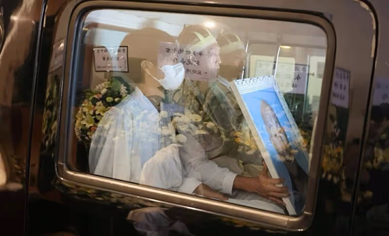 一路走好！TVB知名老戲骨正式出殯火化，兒子抱著遺照滿臉哀傷