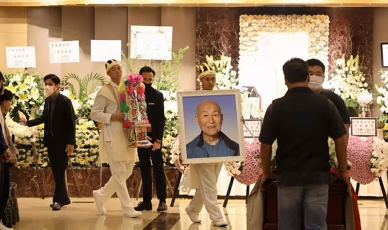 一路走好！TVB知名老戲骨正式出殯火化，兒子抱著遺照滿臉哀傷