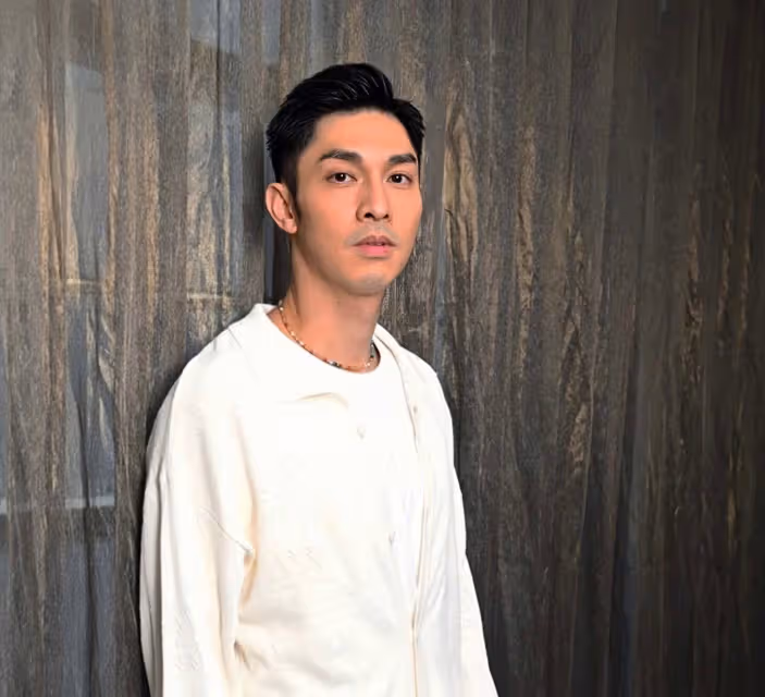 香港知名男星娶漂亮網紅,甘願承包所有家務,洗廁所都毫無怨言