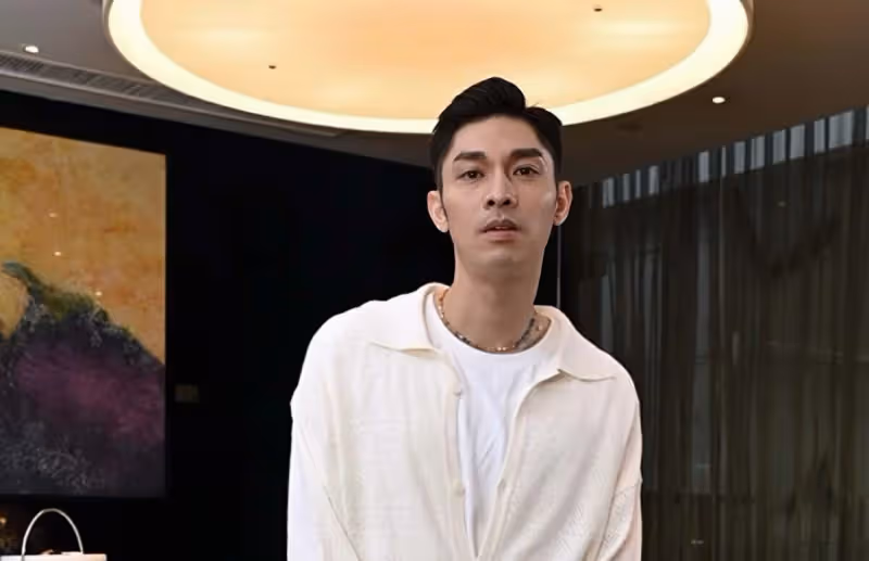 香港知名男星娶漂亮網紅,甘願承包所有家務,洗廁所都毫無怨言