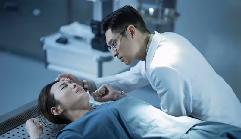 香港知名男星娶漂亮網紅,甘願承包所有家務,洗廁所都毫無怨言