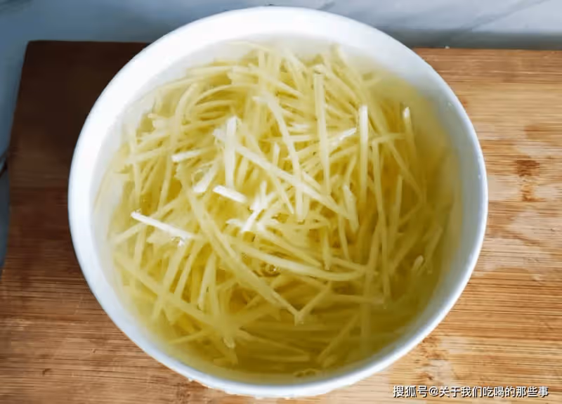分享「酸辣土豆絲」的竅門,牢記3點,土豆絲酸辣脆酸,超級下飯