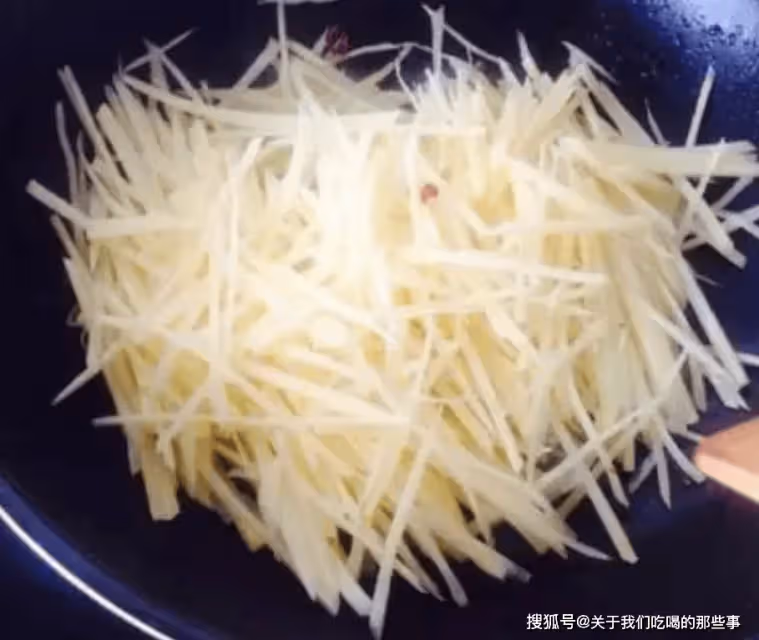 分享「酸辣土豆絲」的竅門，牢記3點，土豆絲酸辣脆酸，超級下飯