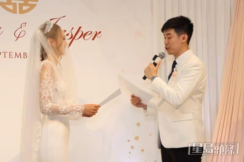 前TVB主播麥詩敏大婚,夫妻甜蜜摟腰激吻,爸爸麥振江牽手送嫁